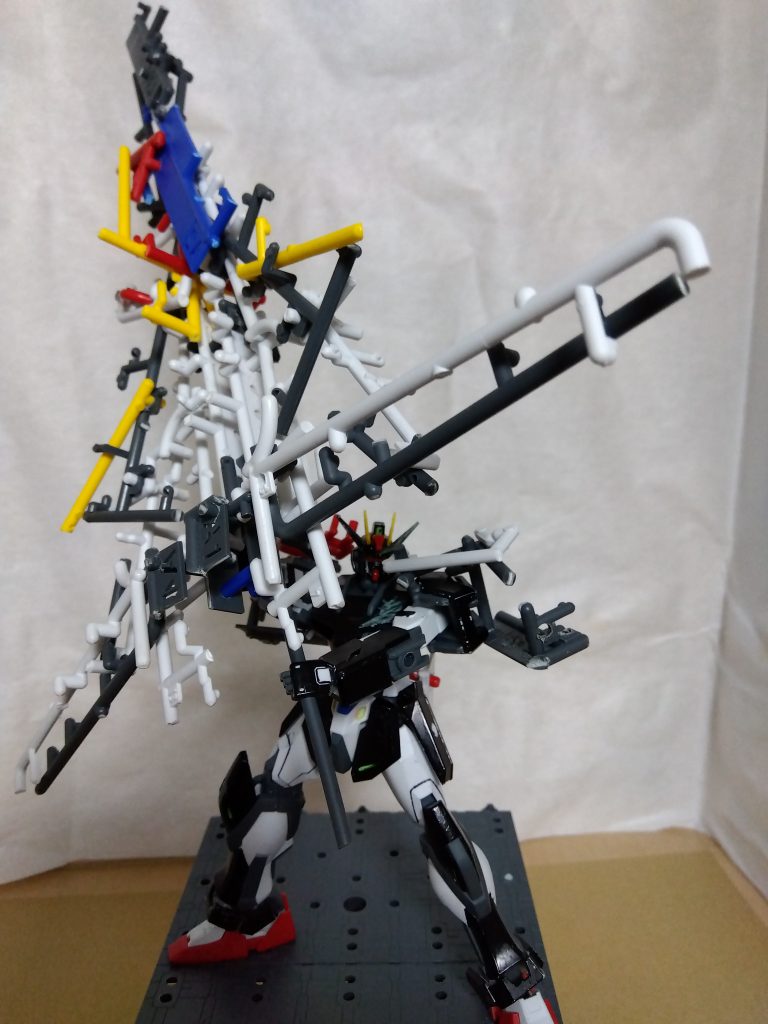 最後に巨大剣形態グレートザンバーに。これだけの巨大物体持たせて自立するとか、エングレの関節は非常に優秀。武装が付属しなくてもやれるものです。制作上の問題としては、まずランナーの形ありき。なので、1・基本的にゴツくて重く、ガンプラあるあるパーツ干渉が酷い。2・棒なので手に持たせて安定しない。3・普通のガンプラに輪をかけて脆いので破損注意。4・そして訳分からん見た目で、写真にすると尚の事分かり難い。など。まぁ、アクションフィギュアとしては概ね失格ですが、造って楽しかっですね。ただ、次はもう少し楽で安定したのにしよう。