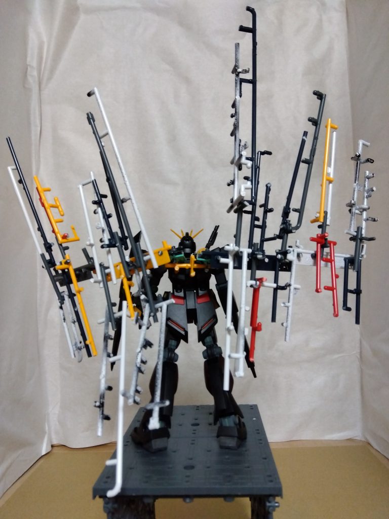 制作はEGニュー付属ランナーを切ってピンバイスで穴開けて差して出来上がりの、シンプル作成。（簡単とは言っていない）ランナーは意外に重く、基部にかかる負担が大きいの一言。関節強度やサブアームは大事なんやなって。ともあれ、千円切った安価キットでこれだけのボリュームとは、素晴らしいですね。バンナムさんの優しさが五臓六腑に染み渡る。…ガンブレモバイル出してるのと同じ会社とは思えませんね。（現課金停止勢） 