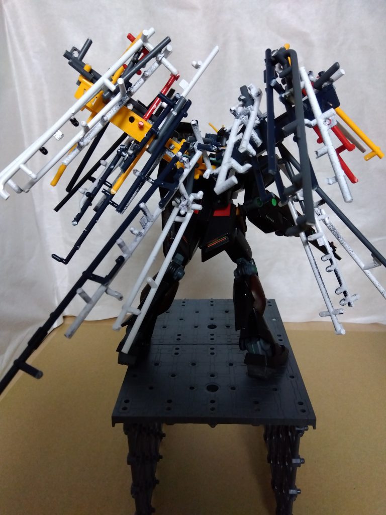 万能構造材ランナーで造られた、フレキシブルウイングバインダーとボーンファンネル。接続状態で折りたたみ、サブスラスターとして運用可能。