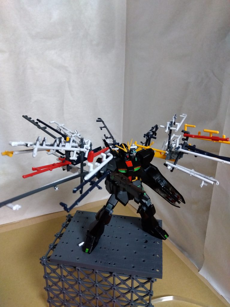 さらに全方位ビーム砲撃形態。ビームを継続照射して全方位ビームサーベルにも。…使う機会あるのか、これ。スパロボなら有りそう。