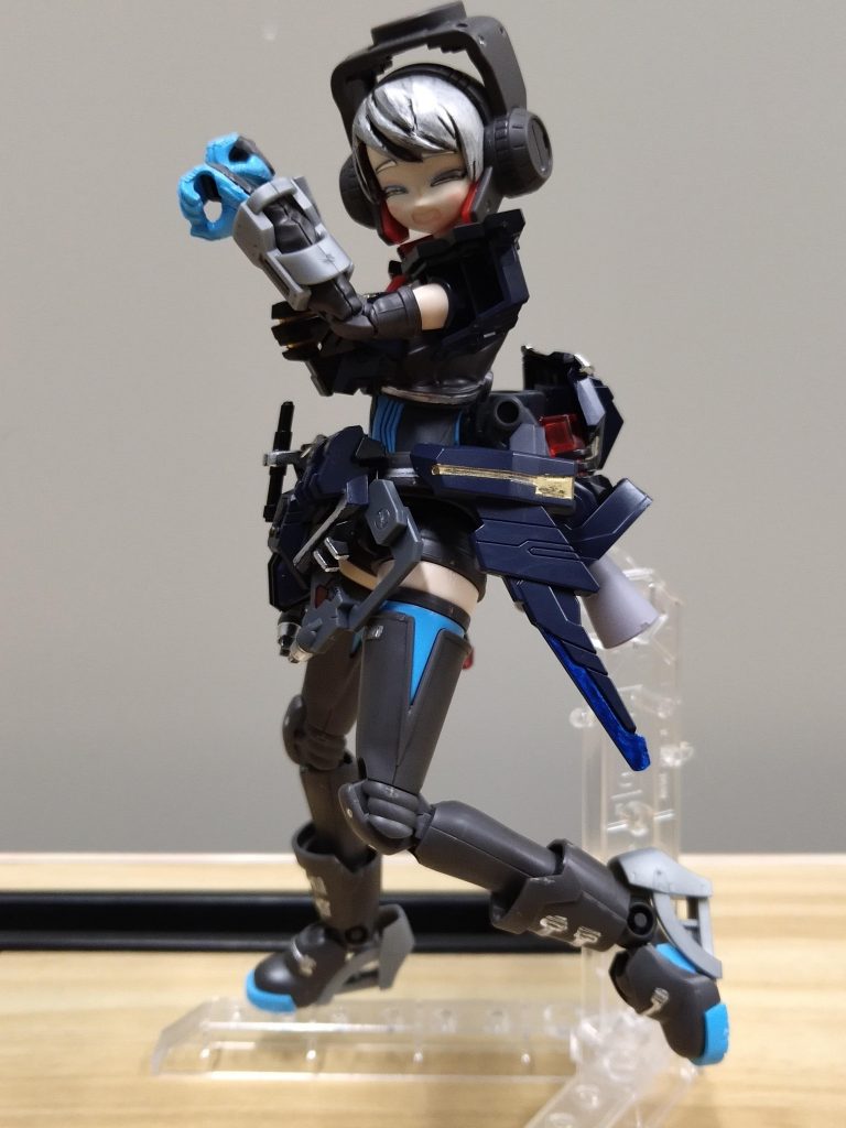 アリス「勝利のポーズッ♫」サーぱいせん無しで単品ショット脚部に外装を、と思ったんですがそもそもそんなパーツが無いので断念しました。一応世界観は統一したいので。確かに完成すると、これは腰周りに集中しているだけでミキシング感は少ないかも。