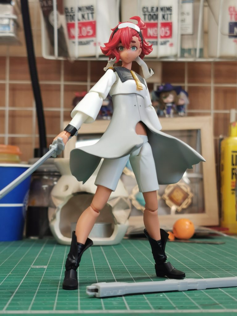 ヘアバンドにプラ板を曲げたり貼り付けたりして鉢金にしてます。えりは首まわりを切除して、スジボリを入れてセーラーの襟みたいにしてます。