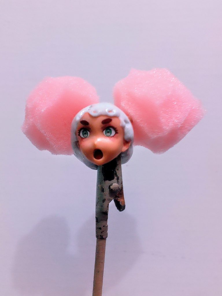 形状把握の為に有り合わせのもので作っています(笑)使った物？一覧マスキングガム（擬似頭髪）、スポンジ（頭髪ボンボン？）、フェイス（スレッタのスペア部品）