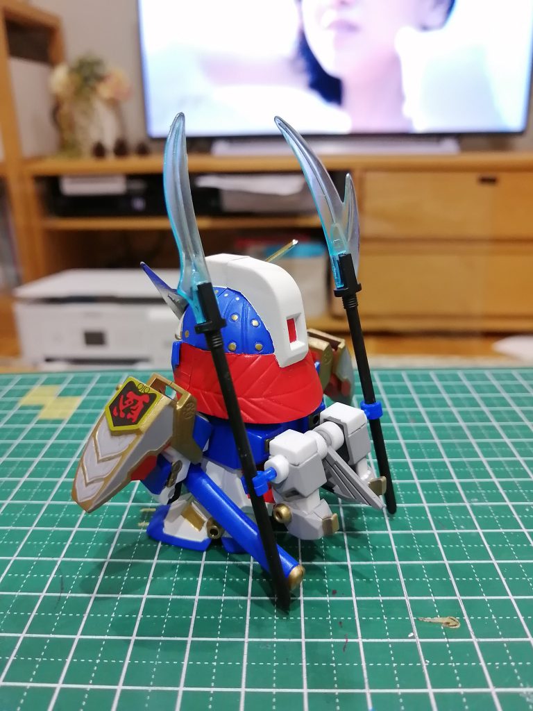 完成間近の後ろ姿。ケンタウロスユニットは画像のように折りたたみます。しかし刀の二刀流は良く聞きますが、薙刀二刀流というのはあまり見かけませんね。実際にそのような流派があるのでしょうか。