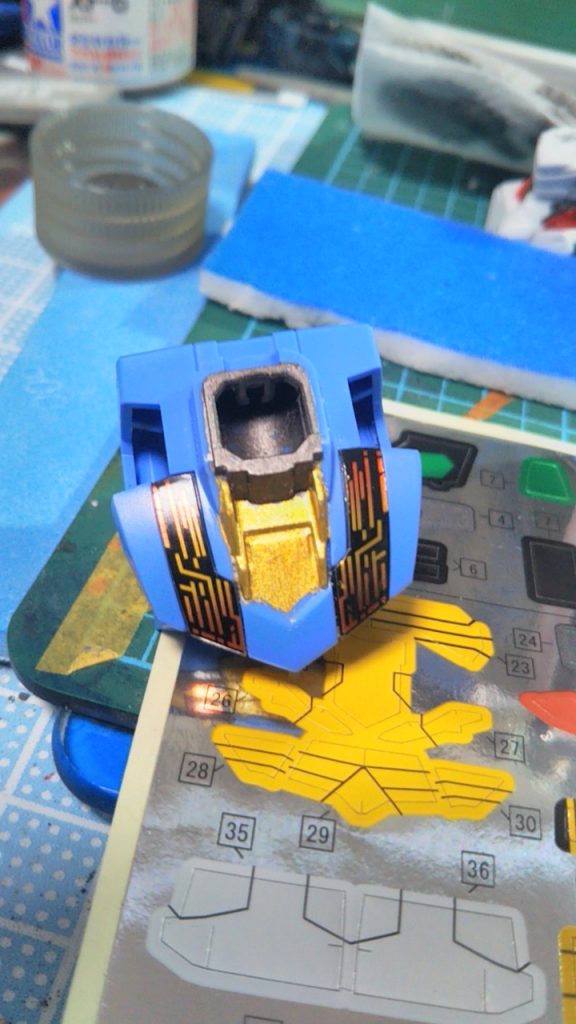 向かって右側がタミヤエナメルカラーのスモークをシールの上から塗っています😁