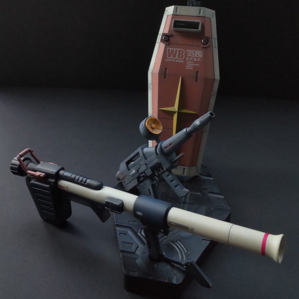 ウェポン類も塗装したのでアクションベースに飾ってみたくなりました。