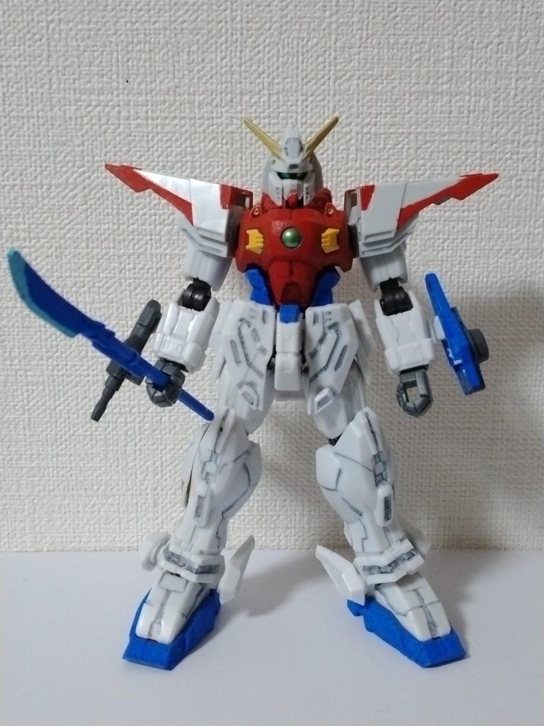 ライジングのふくらはぎを移植するための削り込みが一番面倒だったくらいのお手軽ぶり。気にならない人であれば、わざわざライジングから移植しなくてもシャイニングのふくらはぎを白く塗るだけでも、それらしく見えるかもしれません。ビームボウ/シールドとビームマシンガンのダボを1mm程度削ればポン付け可能で、ストックしていた余りポリキャップなどで肩アーマーのスペーサーにしたり頭側のダボ穴に詰め込んだりしたくらいで余り凝った工作をしていません。