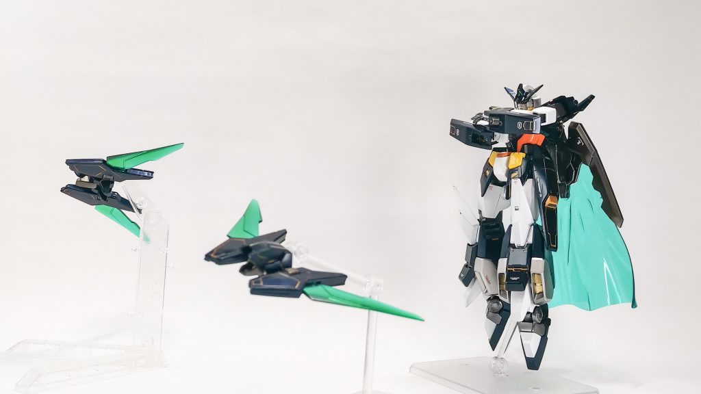 最後にファンネルを飛ばしてスタンドについ最近発売されたばかりのアクションベース6を使ってますが足元の部分が調節しやすいので本体だけで素立ちできない補助に使えてとても良いですただ空中浮遊のポーズ付けたい場合本体が重いと支えられないのでそういったのをしたいなら台座を支えるもしくは他のアクションベース使うことを推奨します