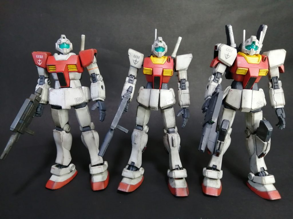 正面。三機並べると進化が分かりやすいですね。センサーも進化して本数増えていきます。リバイブガンダムを捧げて、同じフォーマットで作成してるので、大きさも変化ありません。キットだとバラバラです。同じ部隊ということでビームライフルやビームサーベルなど武装も統一してあります。