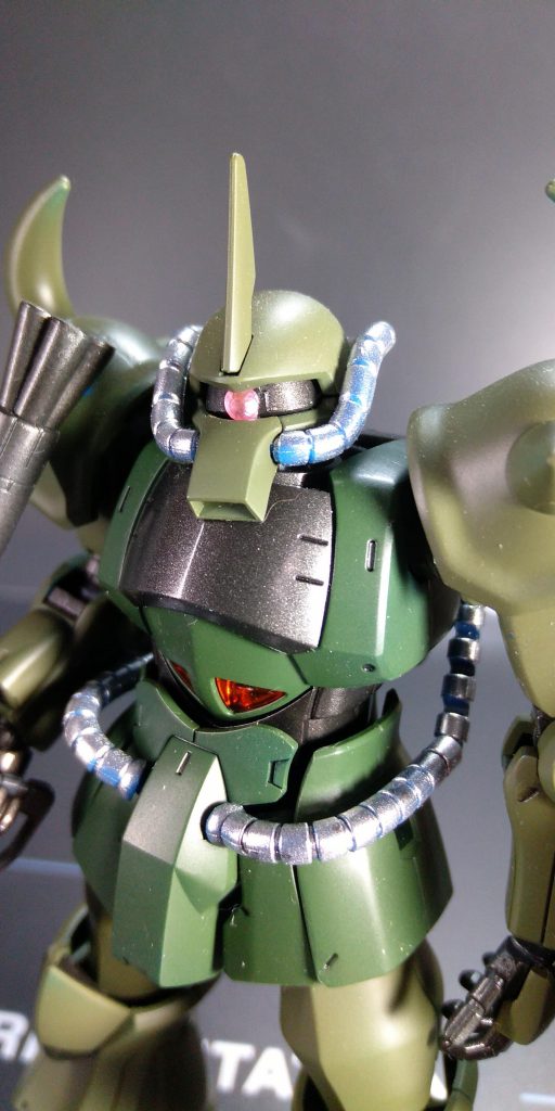 大急ぎで作成したので、あちこちに下地のブルーが透けてしまい戦意喪失しました。特に動力パイプとショルダー部のスパイクが残念感じです。