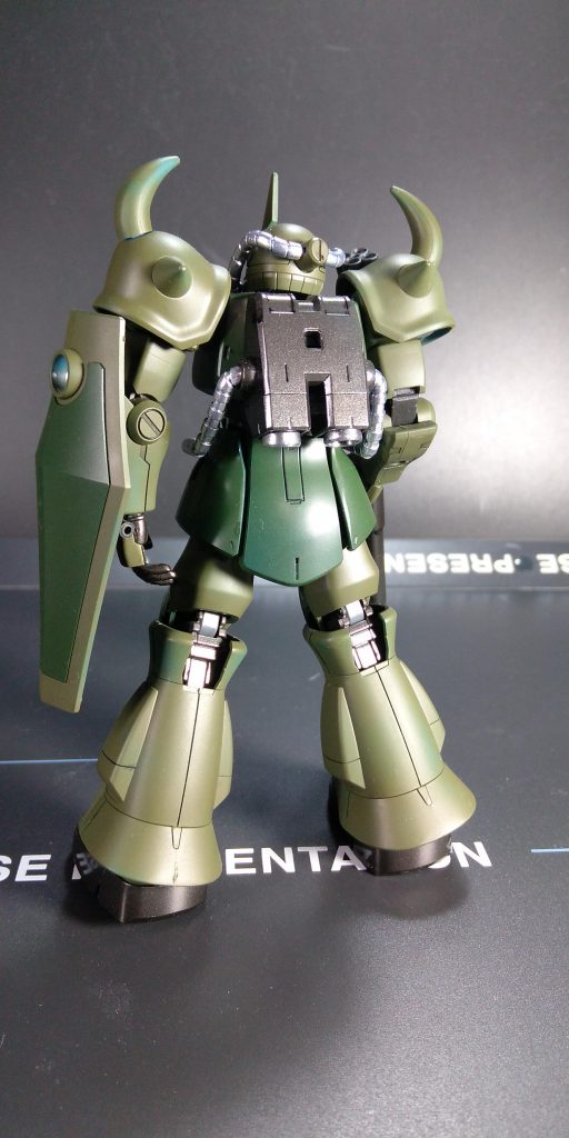 左手のハンドバルカンは余り物の通常ハンドに交換して、武装も余り物のザクバズーカーに交換して汎用型としました。ヒートロッドは既に行方不明でした。