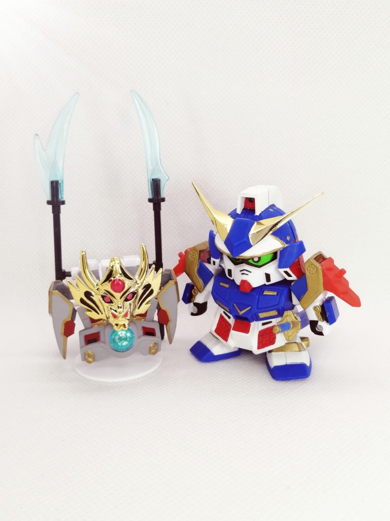 箱絵ではボディは黒、武神の鎧はブルーですが、今回は新荒駆主のボディをベースに、武神の鎧をグレーで塗装しています。また兜の庇や胸腰部などの配色を一部変更し、NT-1っぽくシンプルにまとめてみました。