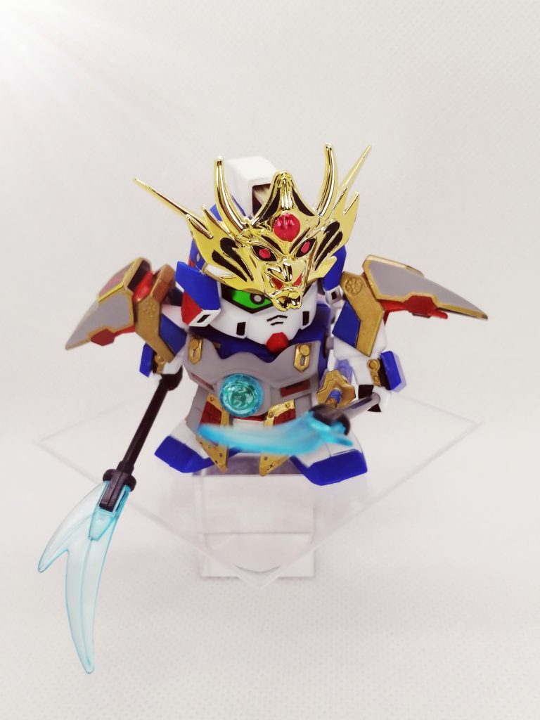 武神の鎧を装着した姿。クリアブルーの刀身が、ビームサーベルみたいでかっこいいです。メッキ塗装された鬼面の陰影は、付属シールの黒部分を切り貼りして表現しました。いつもながら、この作業が一番大変だったなー。