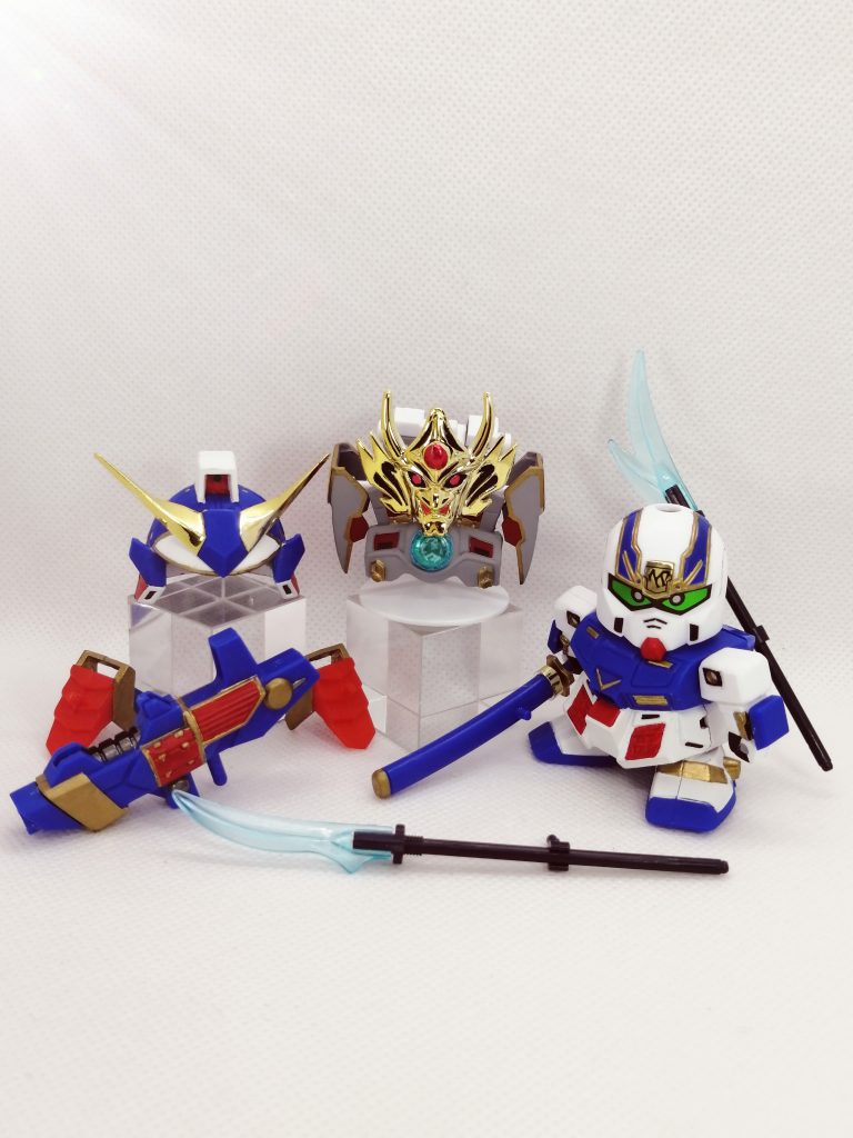 軽装状態と付属品一式。クリアパーツとメッキパーツを用い、通常の武者鎧に増加装甲までついて550円とは、かなりお得な内容だと思います。今後、地の鎧もオリジナル設定カラーで制作する予定なので、出来上がったらまた紹介したいと思います。