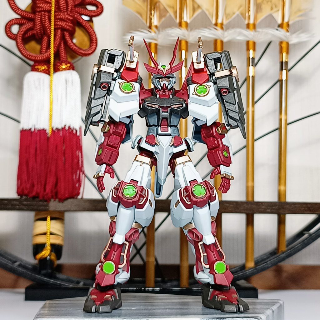 立ち上がって。HGは初めてだったけどめちゃ小顔！パーツ多い！目もがんばって塗ったのにぜんぜん見えませんね…