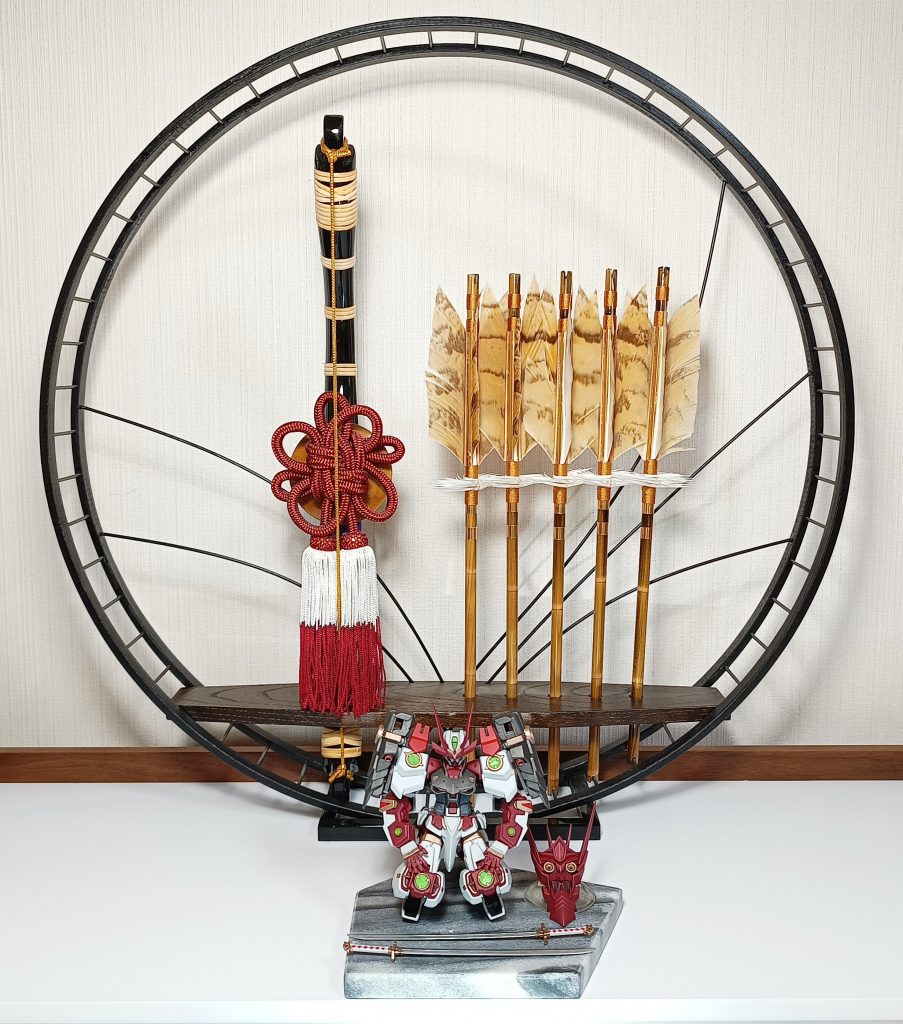 縁起物っぽいカラーリングだったのでそれっぽい小物と一緒に。このまま床の間に置いとこうかな。