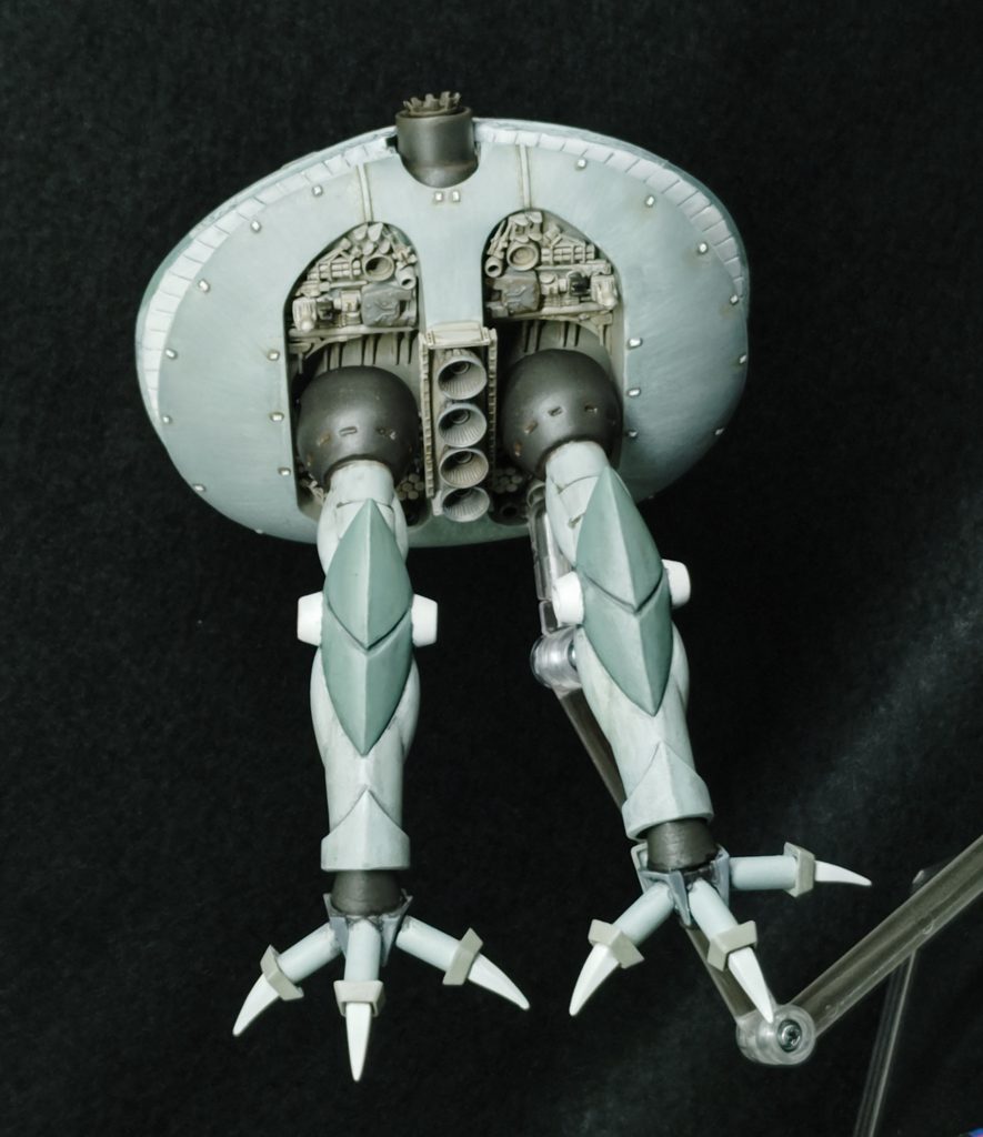 本当は膝から下も細くしたかったのですが、永遠に完成しないと思い断念。本体ももっと平べったくしたかったのですが、同様。とにかく完成させることが優先、割り切りが大事だと自分に言い聞かせました。