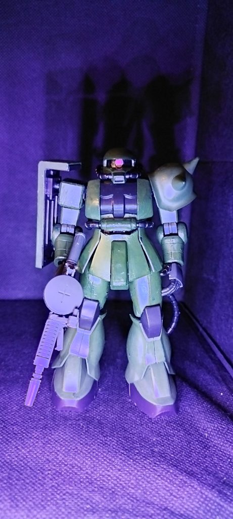 ブラックライトを当ててみました。暗いとこで撮影したので不気味にですね。少し目が反応してるの分かりますかね。写真だと分かりにくいですが実物は結構光ってます。