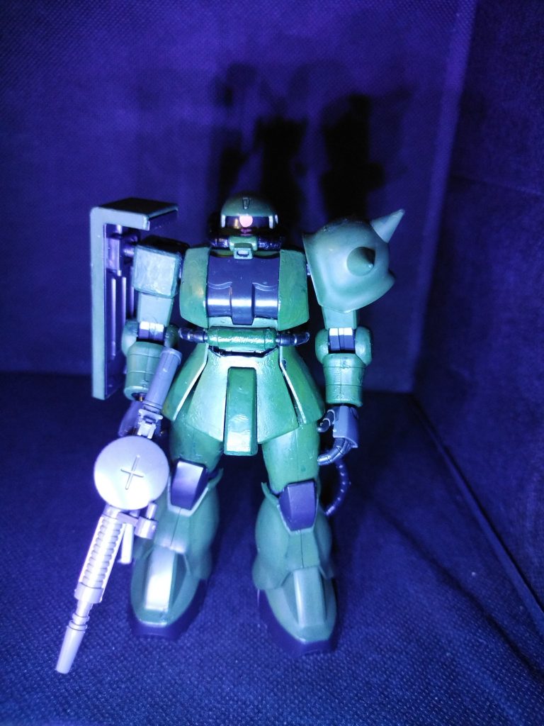 一緒にリヴァイヴのシャアザクの頭のブレードアンテナを切って塗装して小さめの頭部を制作しました。左手の平手はリヴァイヴのシャアザクを使ってます。手の甲はシステムウェポン001のジオン系のパーツを使ってます。ビックリなことにピッタリ合ってました。大きさが。あとコイツのモノアイも蛍光塗料を使ってます。