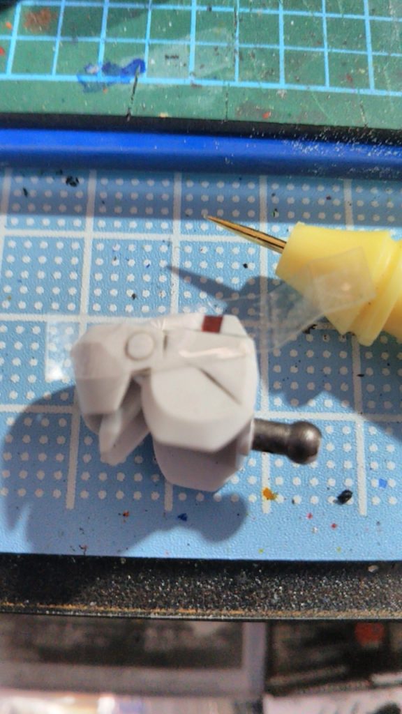 肩の部分は…モールドが曖昧でしたので…彫りを加えました😅