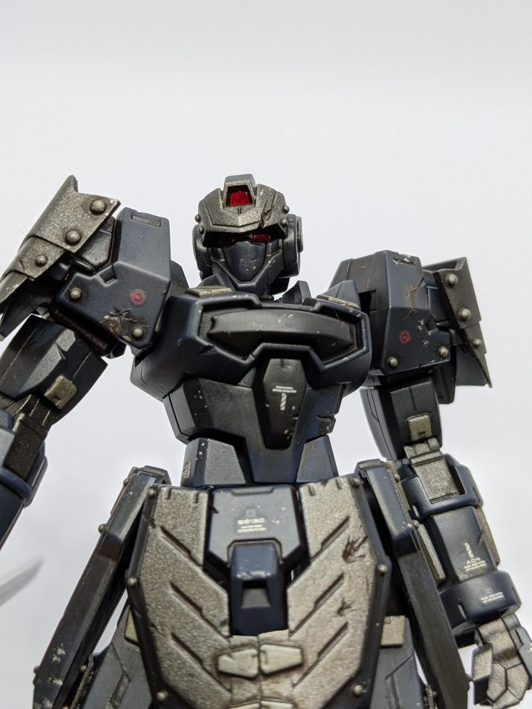 メインカメラ等はガンダムマーカーメッキシルバーの上からクリアーレッドを塗っています(^^)