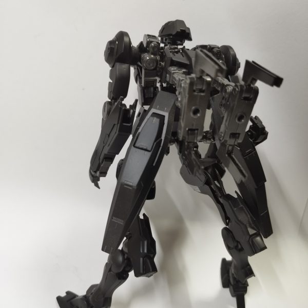 オリジナル機のフレームの塗装と黒サフ完了。フレームは黒鉄色とシルバー。当初はライトグレーの機体にしようとしてたが、試しに撮影したらめちゃくちゃ良かったので、ダークグレー主体に黒やライトグレーをアクセントにする方針に決定。 （3枚目）