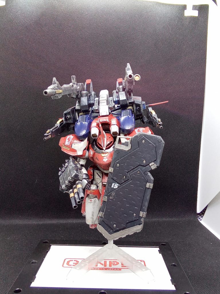 重装甲+重装備で敵に突貫するのをコンセプトに改造したマンロディ高速機動用のブースターユニットがあっても良いのでは?ということで・・・強襲用突撃ブースター支援ユニット【ケンロクエン】を製作して装備多少は可動するようにしたものの・・重量が重すぎで偏らせると倒れる・・あと、マンロディの腰が重量で外れるので 固定化してあります