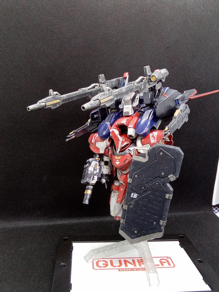 当初は改造に使って余っていた百里のブースターユニットを付けるだけのつもりでしたがジャンクパーツで良さげな武器があったので装備ついでにビルダーズパーツもあったので装備ビーム砲が6門になって 火力面はバッチリたぶん推力的に問題無いはずなのでシールドも追加結果 現実世界での重量過多に