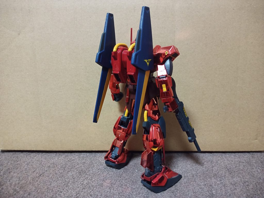 もういつ頃作ったか忘れたぐらい古い物ですが、ティターンズ鹵獲でシャアのレッドとかどんな状況?と思いつつ元のレッドメッキを潰すのは勿体なく思い塗装パーツはかなりの部分通常版から持ってきたと記憶してます(膝アーマーなんかも通常版を使いメッキを残す部分はクリアレッドで塗ったものを使ったり)