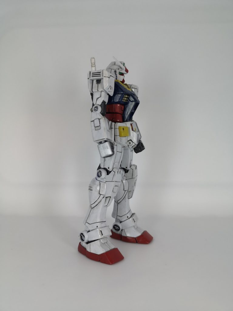 お気に入りのショット。肩アーマーは前後にプラバンを貼り付け厚みをだし、サイドは重ね合わせてダクトっぽく、各所スラスターはランナーを薄く切りドリルで穴をあけたものを接着。