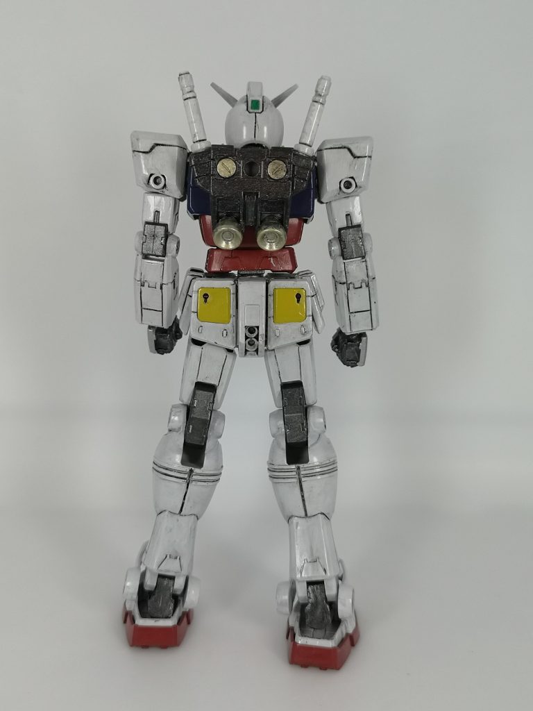 バックパックはゴールドがいいアクセントになったと思います。フクラハギは段落ち、スネは接着して合わせ目を消し。