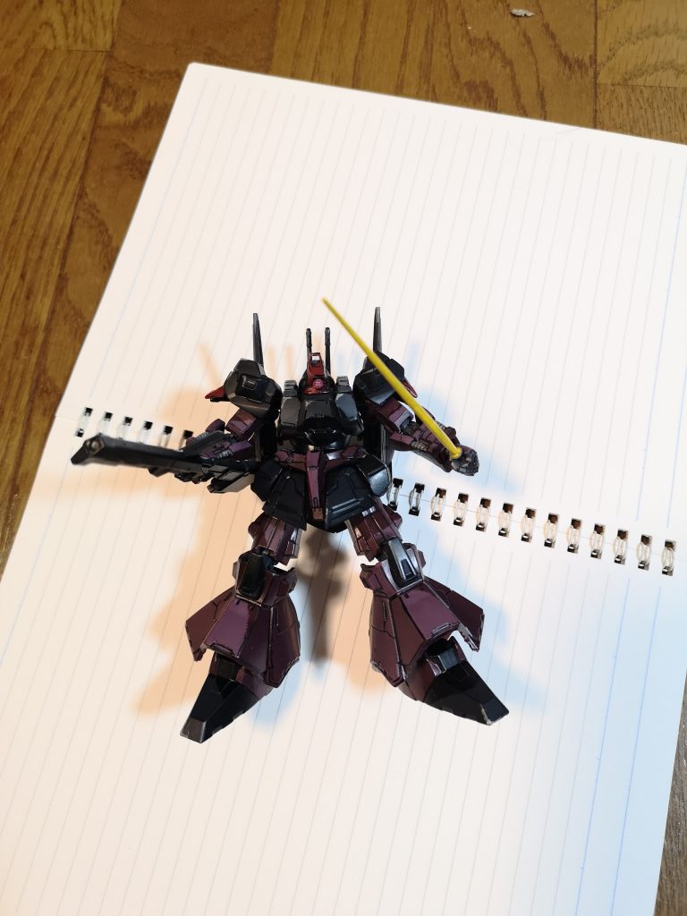 ノートの上に乗せてみるも、いまいちイラストの様にはならない