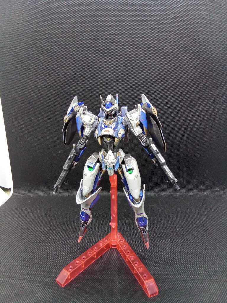 オリジナルを目指してみましたが・・カラーリングはオーソドックスな感じにw鉄血ベースなのにダブルオーに似たような・・スパロボに居たような・・見えにくいですがヒールも延長してピンヒールになっています。その為 上記延長と合わせてノーマル百里より一回り大きくなっています。