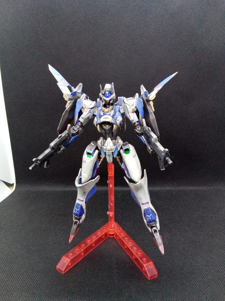 両肩のバインダー内部には小型ドローンを内装