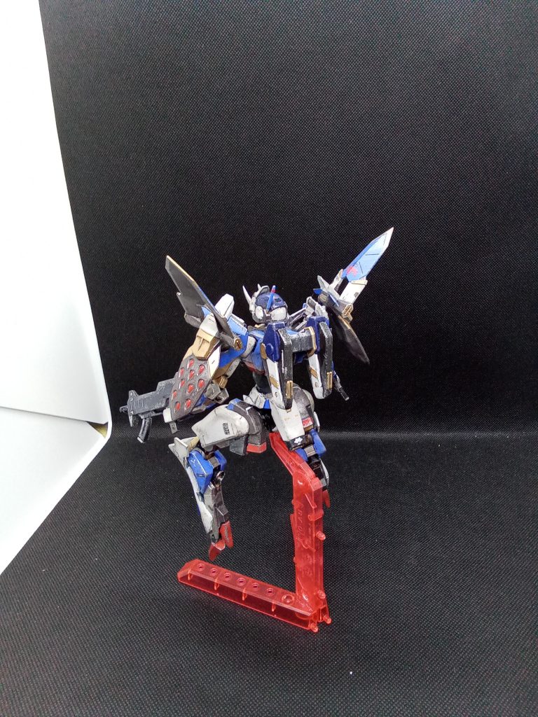 ドローンと背部ショット今回は武装は最低限にしたかったので出来るだけシンプルにデザインしています。