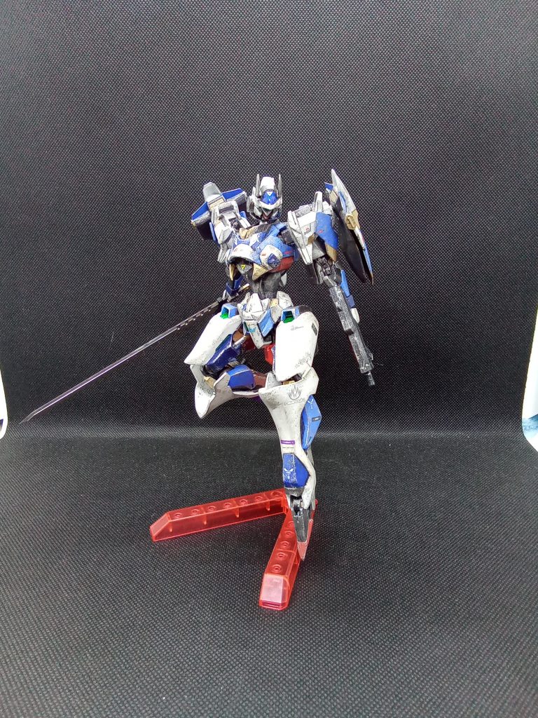 ベース機体は百里頭部はジェスタ あとはジェガンとダナジンの装甲とビルダーパーツを少々あとはエポパテを使用して形状変更してあります