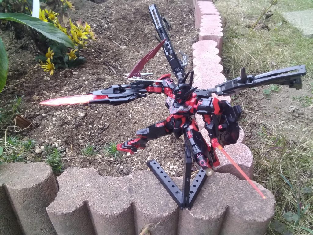 黒ピンクも良かったんだけど、やっぱり、黒と濃い赤が好きなんだよね。紅いパーツはエナメル塗料の筆塗ですわ。