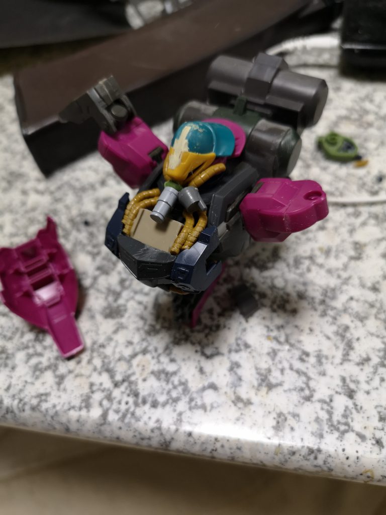 ディランザの胸にギラズールの胸をくっ付けて頭はヤクトドーガをガスマスク型にしました。昔のHJの作例を思い出したのでこうなりました。
