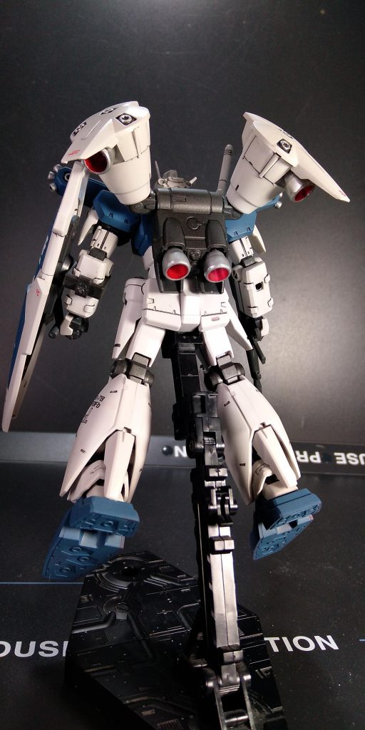 バーニアの内部もシルバーからクリアーレッドで塗り分けました。全体の色目は落としたく赤色のソール部も暗めのブルーにして赤色を減らしています。