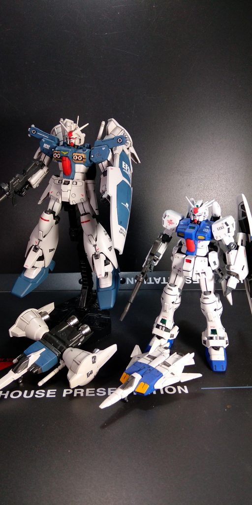 ガンプラを作り出して初期に作成した部分塗装仕上げのステイメンとツーショットです。見比べても余り上達が感じませんが出来る事は増えているので今後もぼとぼちやっていきます。最後まで御覧頂きありがとうございました。