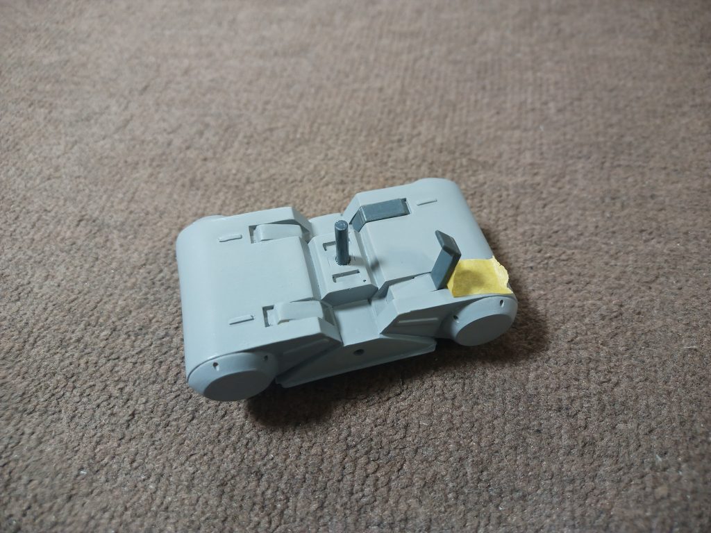 説明書には「プラ材で上部二箇所ツメを作り接着」的な指示があったので適当なキットのランナータグを貼り合わせて切って削ってで形整えて