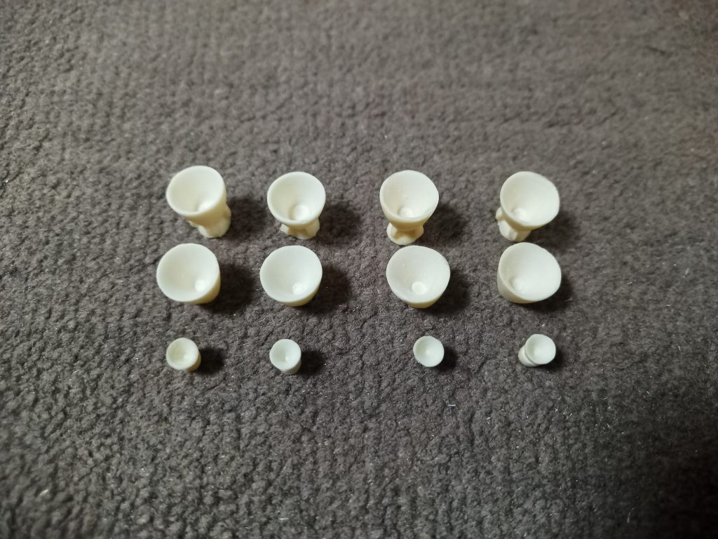 バーニアの彫りが浅かったのでカッターでチマチマぐりぐり彫りを深く加工し欠けや気泡も埋めて