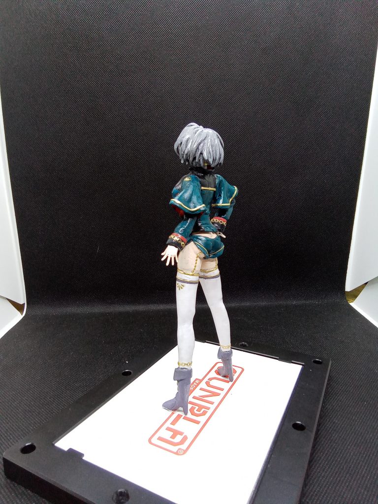 服の塗装はアクリルガッシュで塗ったあとにウェザリングしてつや消し