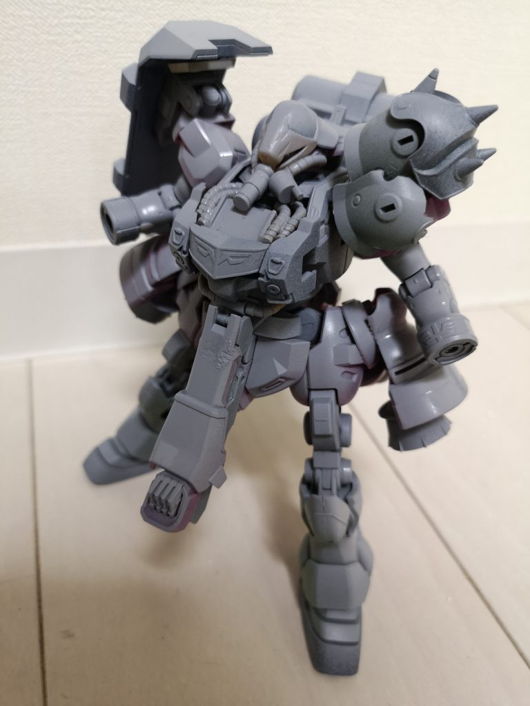 スカートではなく太ももとしてスラスターを作りました。この辺のイメージはケンプファーやギラズールの混ぜ混ぜです。なにげにショルダーも二倍にしてでカく見せてます。