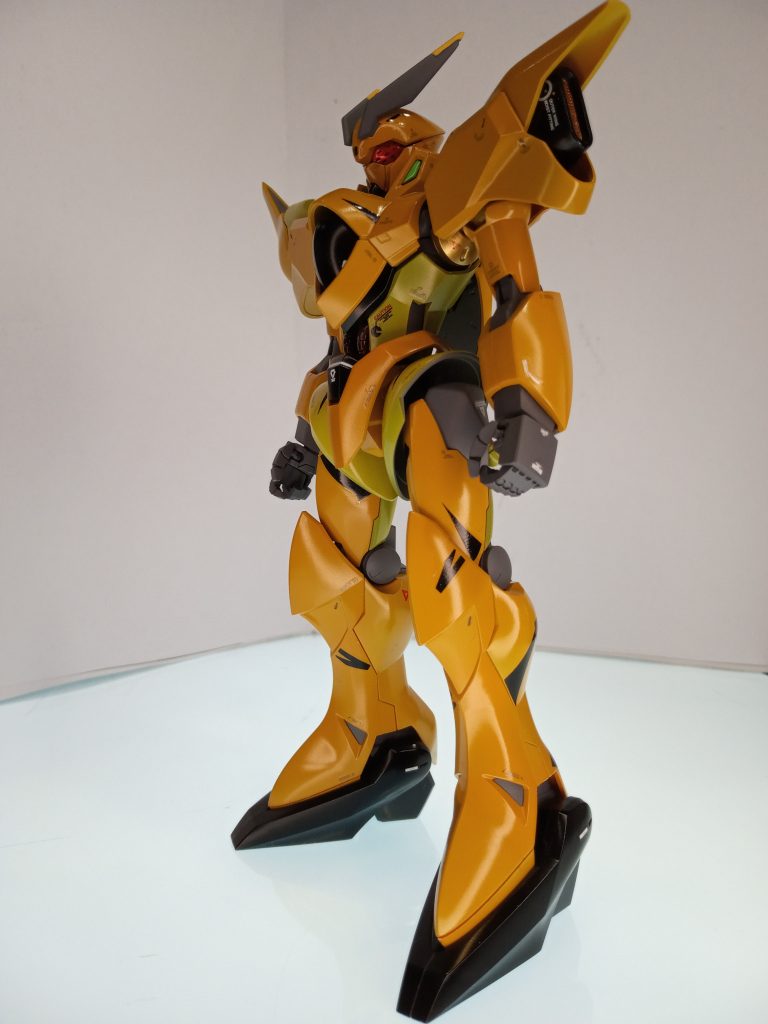 前横方向より。色はオリジナルとはちょっと変えてます。色数ちっと増やしたかったので。肩と胴の接続部分のお皿型のパーツの金色は、うまくいったかなと、お気に入りです。