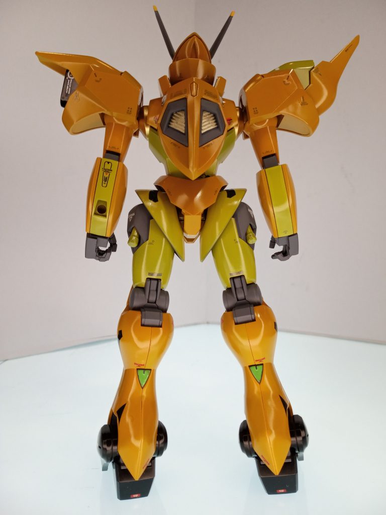 後方より。 真っ直ぐ立たせているつもりでも、歪んでるんですよね。うまく撮りたい。 グレーの関節部分等はメカサフのつや消しままです。クリアーをかけるか迷いましたが、このままでも違和感なかったので良かったです。