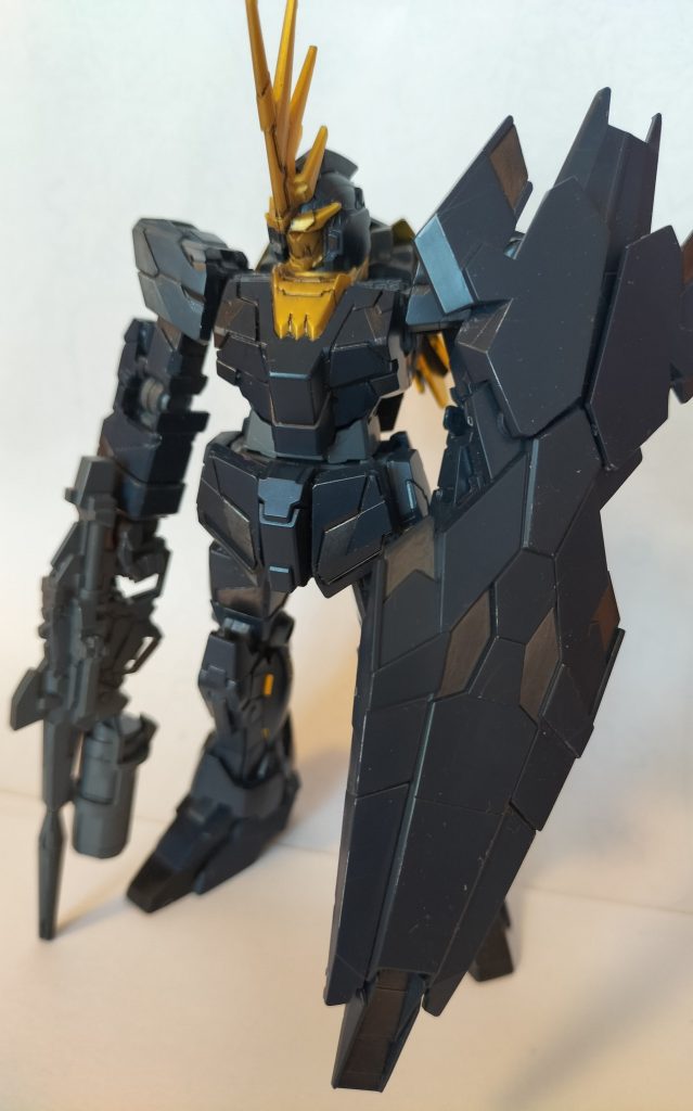 デカいシールドも鉛筆で塗ったり、角に少しチッピング。