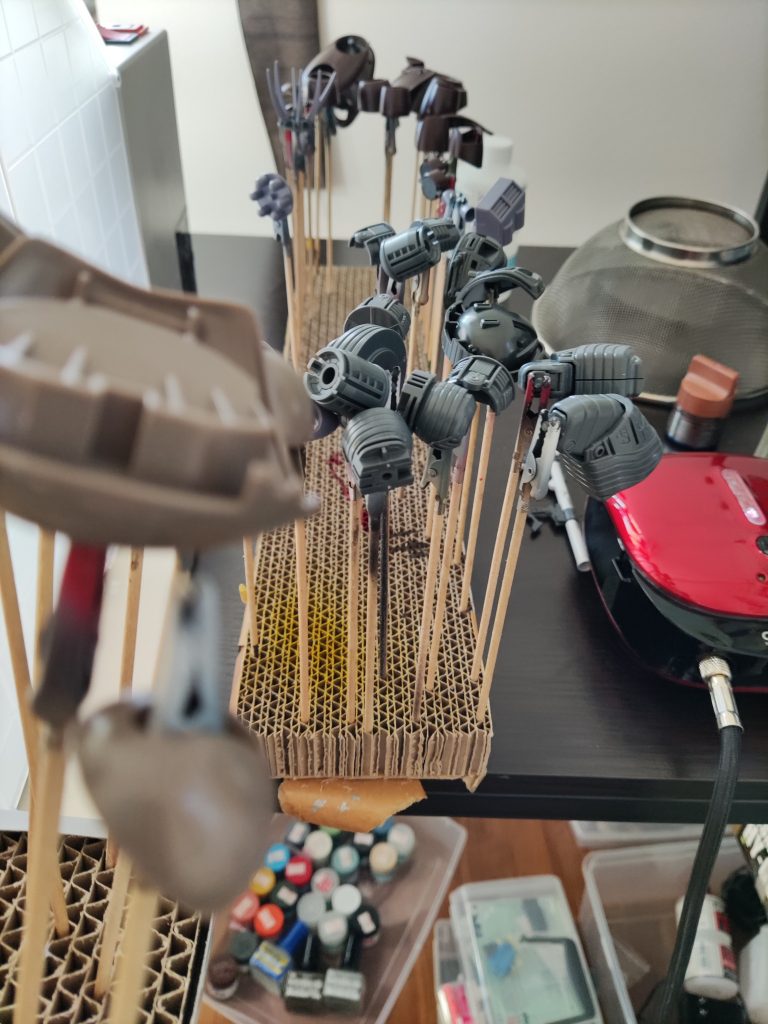 制作過程です。全パーツアボガニーで塗装→内部パーツ100均アイシャドウ塗装→岩塩ケープ→装甲をライトブルーと、セールカラーで塗り分け→乾燥後に20分水に浸す→ワイヤーブラシで岩塩ケープ剥がす→組み立て→アボガニーをサビの足りないところにポンポン→完成!