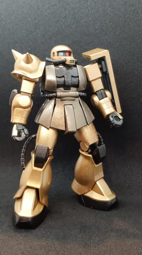 体の色は、ゴールドと黒鉄色を混ぜて作りました。