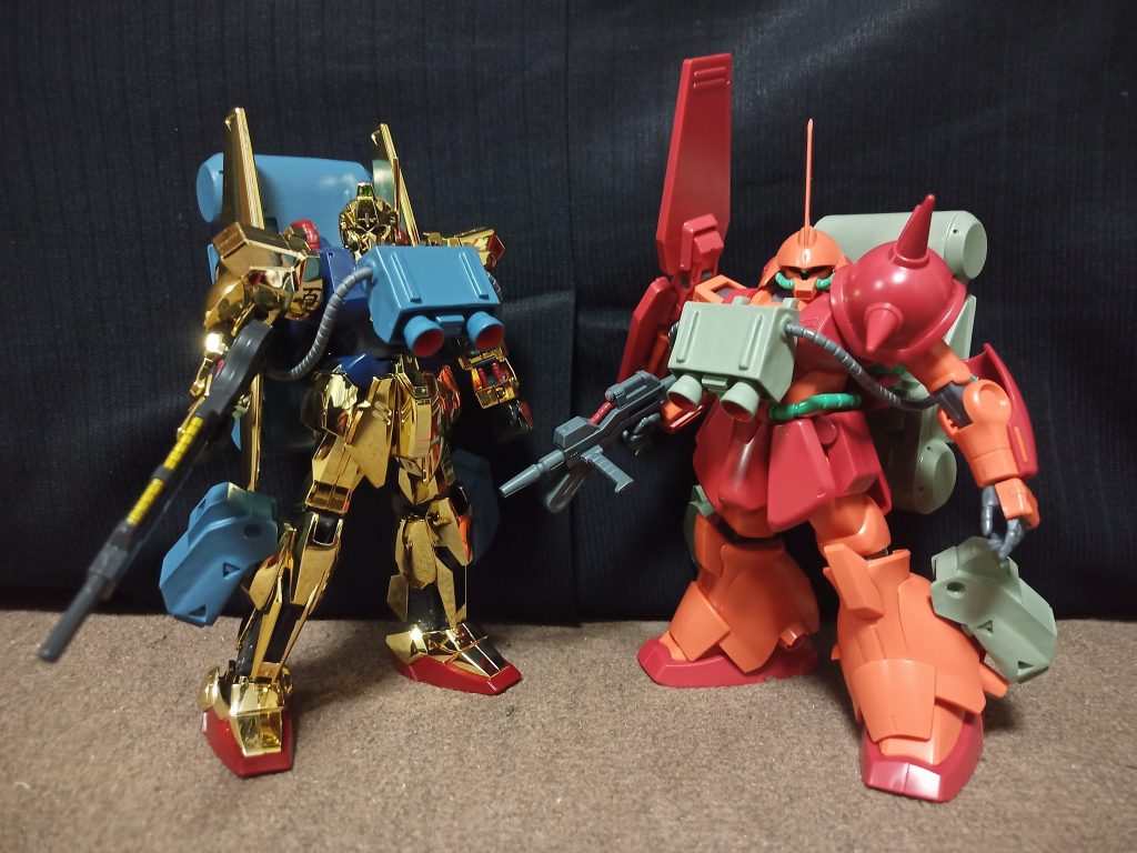 レジンの塊なのでとにかく重いです…マラサイはまだ良いとして百式なんかは脚をかなり後ろに引いてバランス取らないと倒れちゃいますね^^;最後までご覧いただき有難うございました